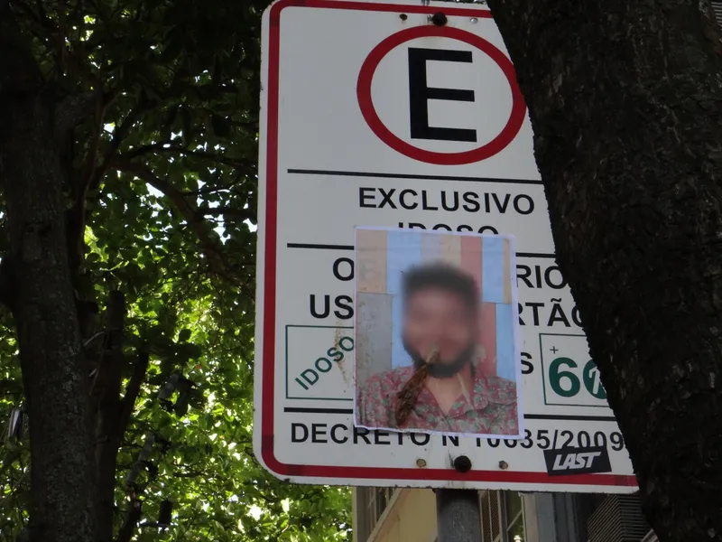 Fotos de homem espalhadas em postes no Rio e em Niterói intriga moradores