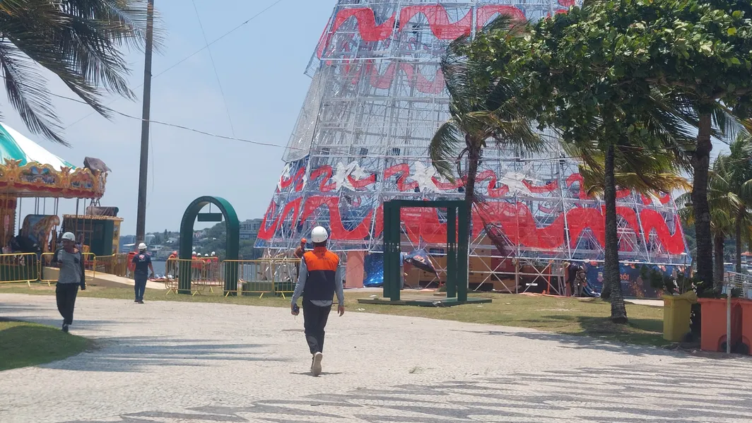 Niterói começa a desmontar árvore de Natal inaugurada há três dias; Vídeos