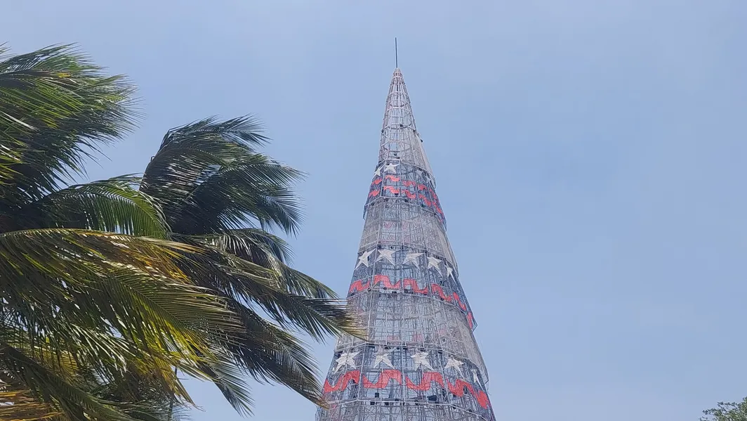 Niterói começa a desmontar árvore de Natal inaugurada há três dias; Vídeos