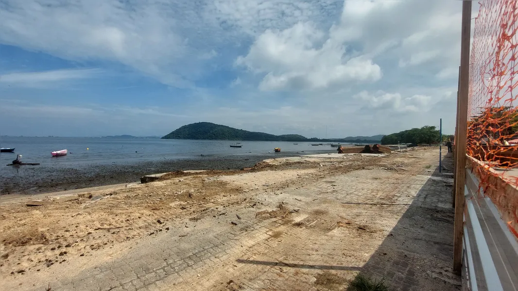 Obra de revitalização na orla da Praia das Pedrinhas segue a todo vapor em São Gonçalo