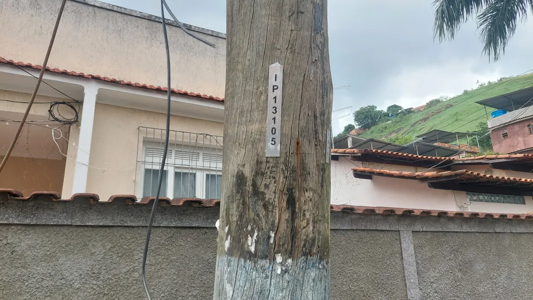 Poste com risco de queda gera insegurança a moradores do Barro Vermelho, em SG