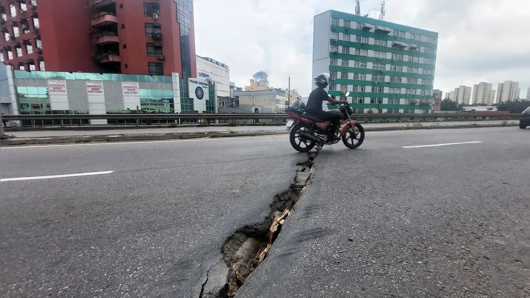 Rachaduras no viaduto de Alcântara causam insegurança aos motoristas