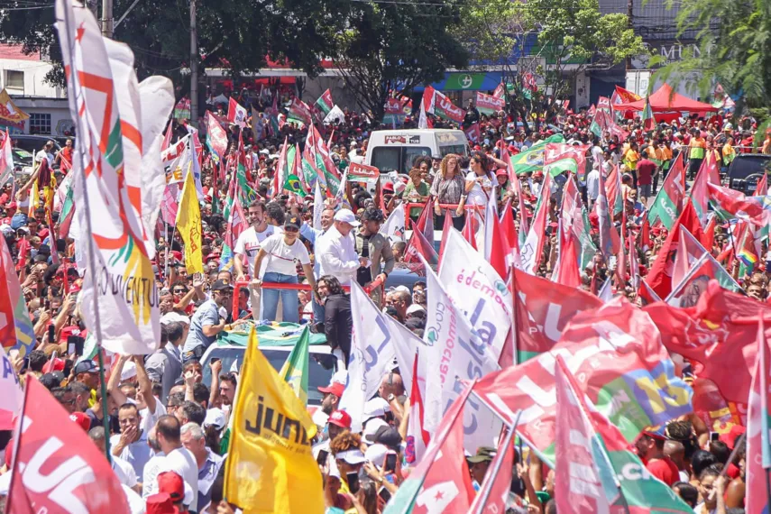 Lula visita São Gonçalo e reúne multidão no Zé Garoto