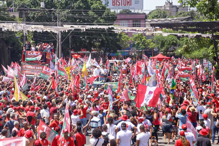 Lula visita São Gonçalo e reúne multidão no Zé Garoto