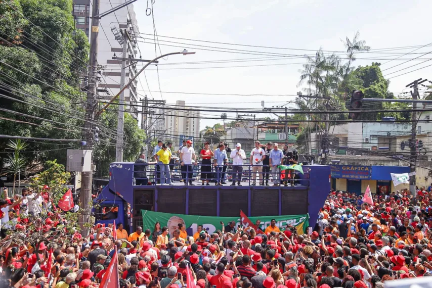Lula visita São Gonçalo e reúne multidão no Zé Garoto