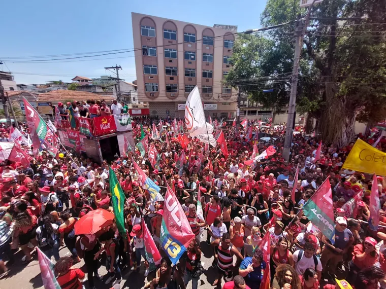 Lula visita São Gonçalo e reúne multidão no Zé Garoto