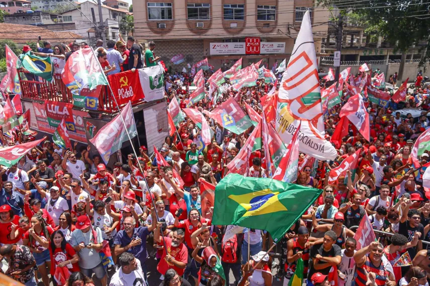 Lula visita São Gonçalo e reúne multidão no Zé Garoto
