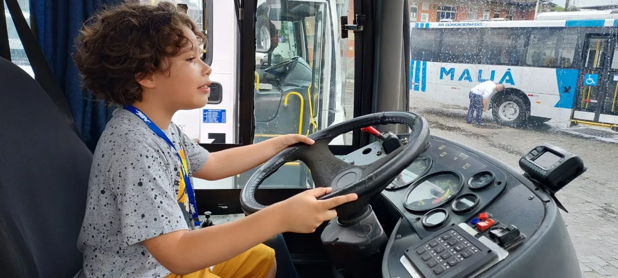 Gonçalense de 8 anos realiza sonho de visitar garagem de ônibus favorito
