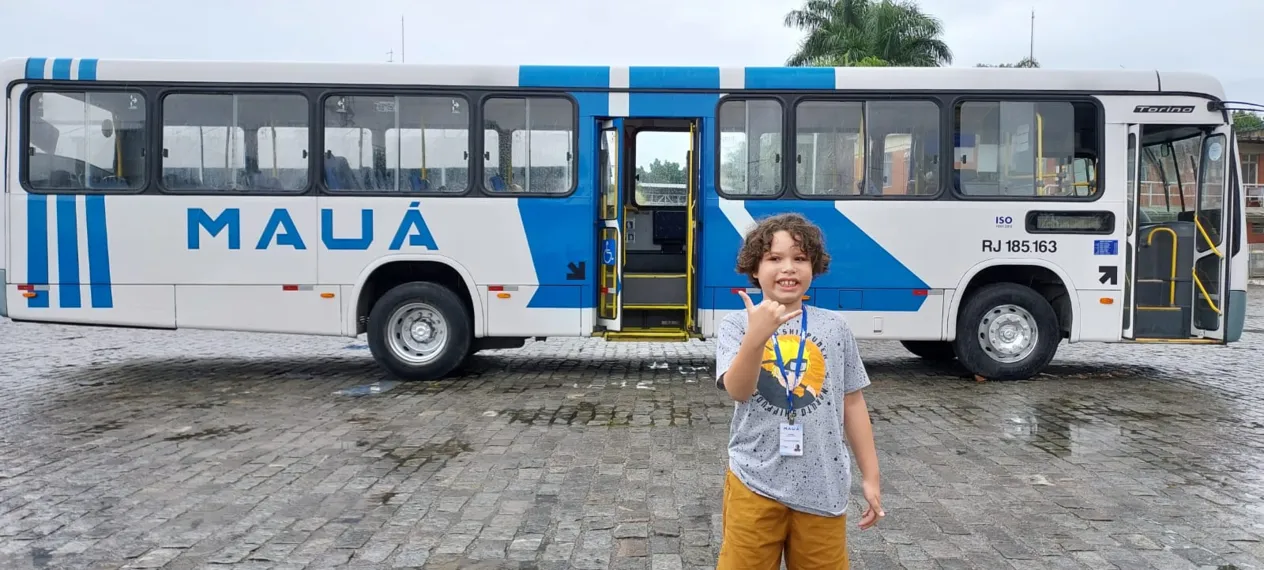 Gonçalense de 8 anos realiza sonho de visitar garagem de ônibus favorito