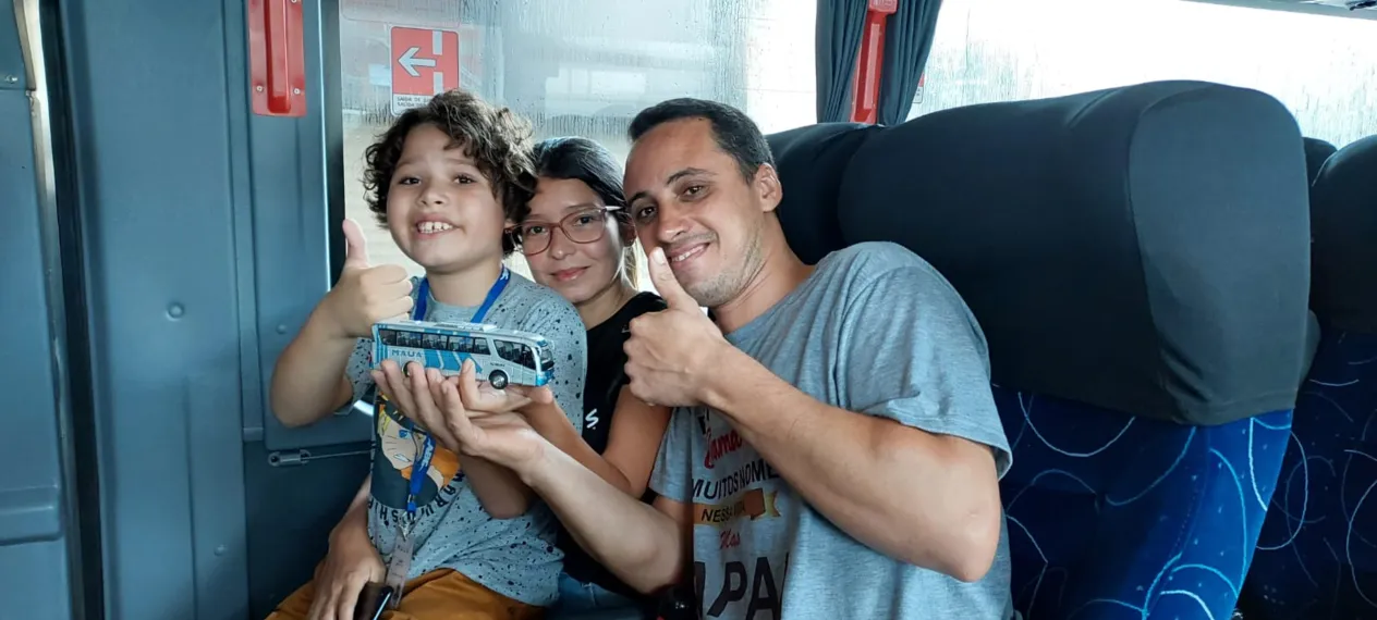 Gonçalense de 8 anos realiza sonho de visitar garagem de ônibus favorito