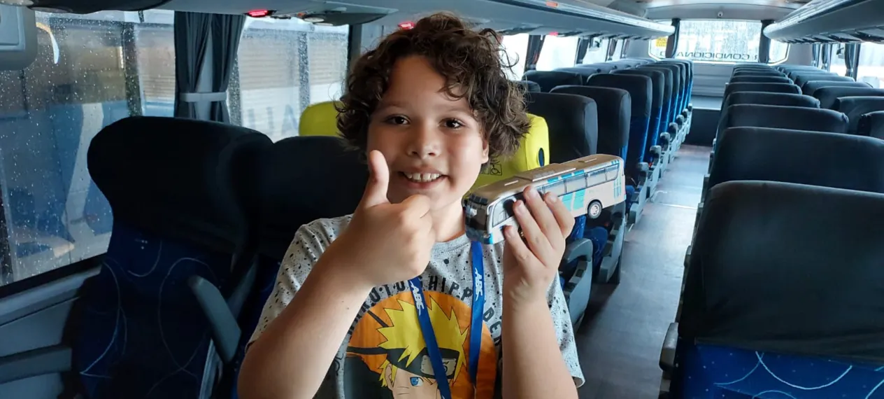 Gonçalense de 8 anos realiza sonho de visitar garagem de ônibus favorito