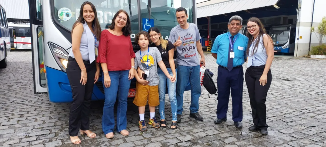 Gonçalense de 8 anos realiza sonho de visitar garagem de ônibus favorito