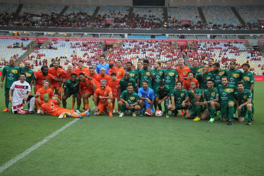 Festa completa - Zico marca e seu time vence o 'Jogo das Estrelas'