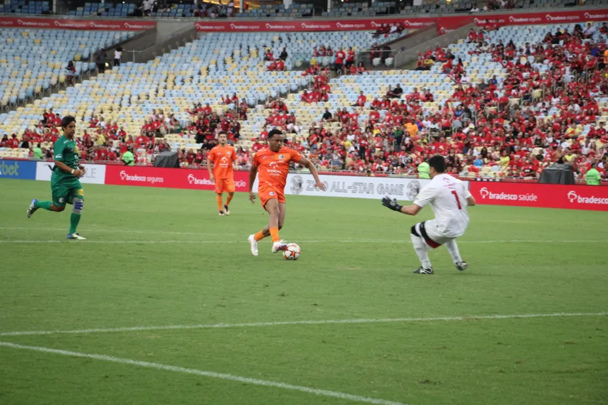 Festa completa - Zico marca e seu time vence o 'Jogo das Estrelas'