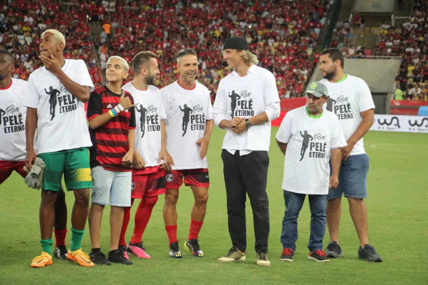 Festa completa - Zico marca e seu time vence o 'Jogo das Estrelas'