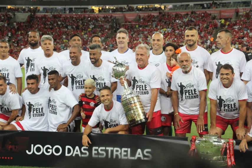 Festa completa - Zico marca e seu time vence o 'Jogo das Estrelas'