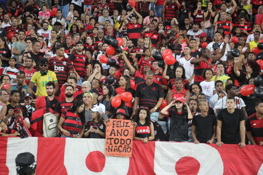 Festa completa - Zico marca e seu time vence o 'Jogo das Estrelas'