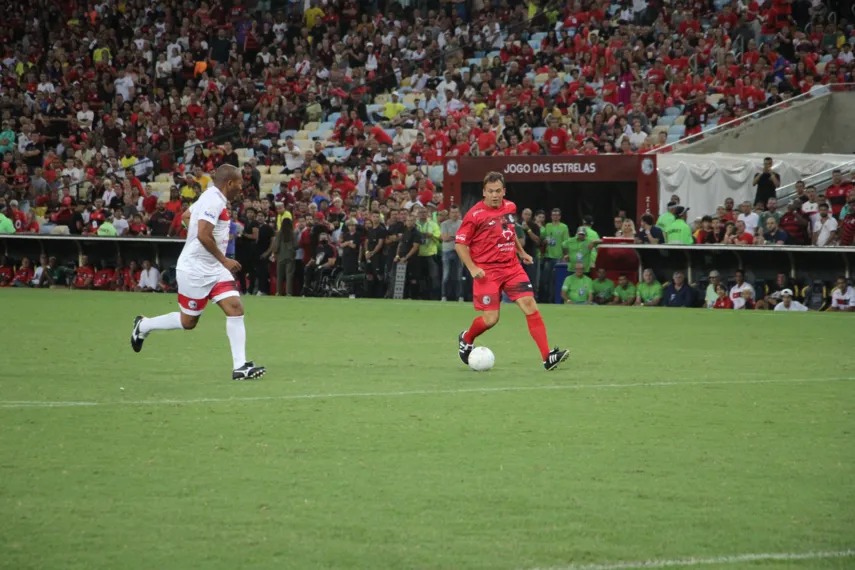 Festa completa - Zico marca e seu time vence o 'Jogo das Estrelas'