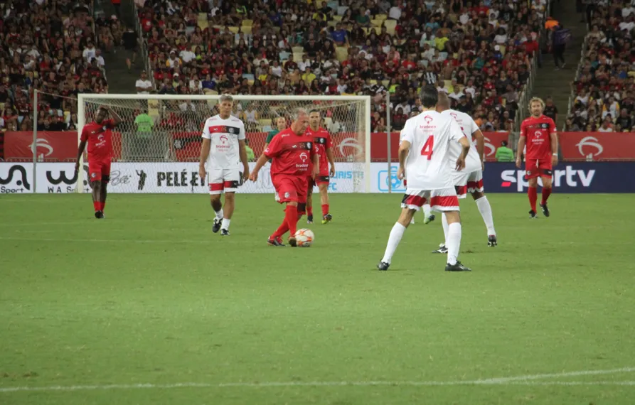 Festa completa - Zico marca e seu time vence o 'Jogo das Estrelas'