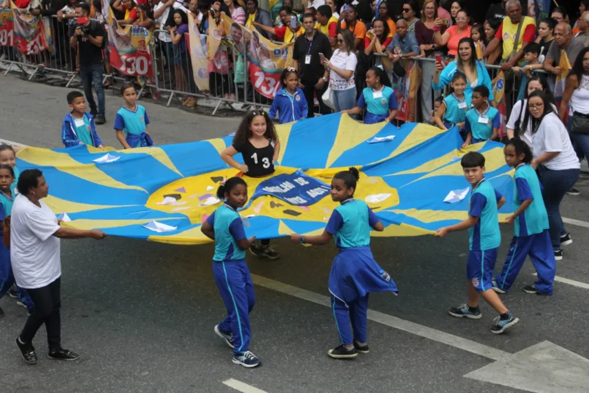Escolas dão 'show' no desfile cívico-militar de aniversário de 132 anos de São Gonçalo