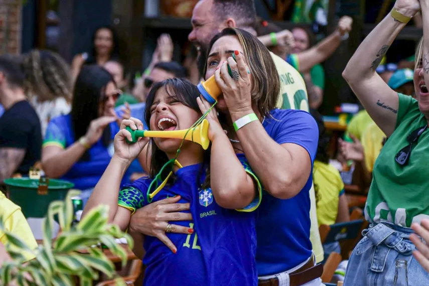 Torcida em São Francisco vibra com goleada do Brasil