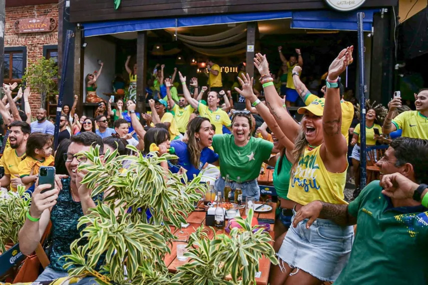 Torcida em São Francisco vibra com goleada do Brasil