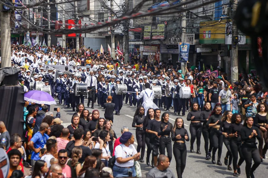 Escolas dão 'show' no desfile cívico-militar de aniversário de 132 anos de São Gonçalo