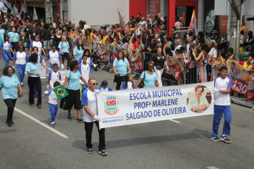 Escolas dão 'show' no desfile cívico-militar de aniversário de 132 anos de São Gonçalo
