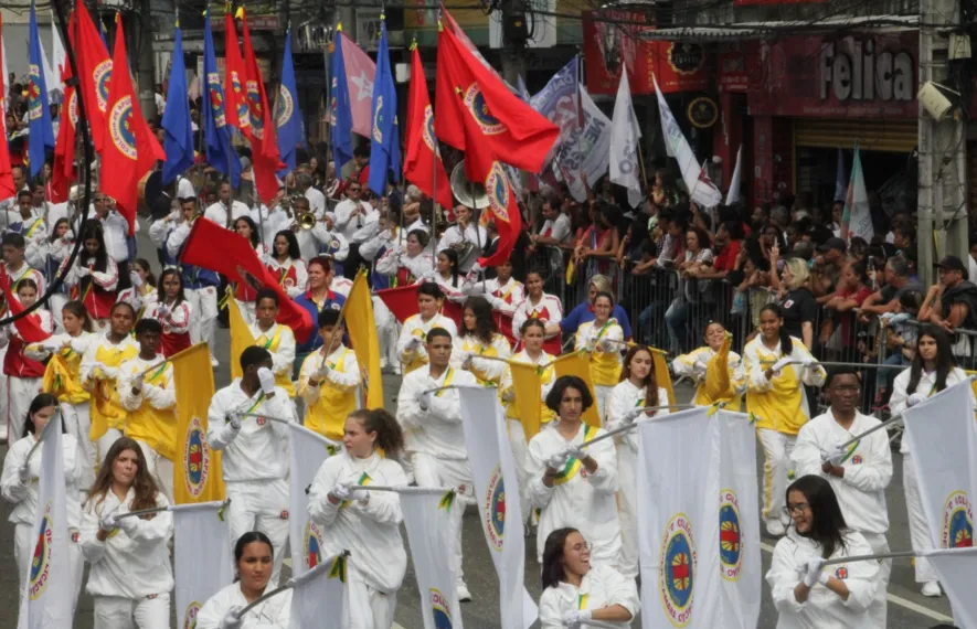 Escolas dão 'show' no desfile cívico-militar de aniversário de 132 anos de São Gonçalo