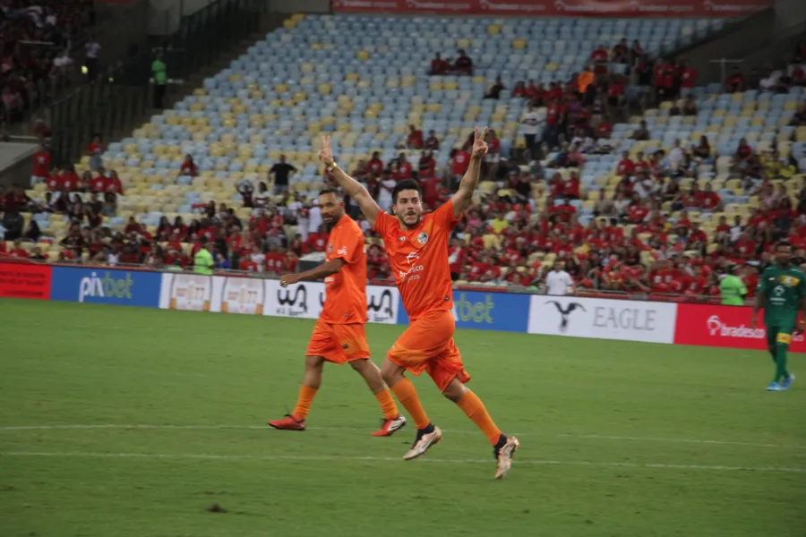 Festa completa - Zico marca e seu time vence o 'Jogo das Estrelas'