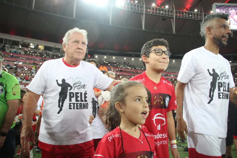 Carlos Germano pega pênalti de Zico e é vaiado no 'Jogo das