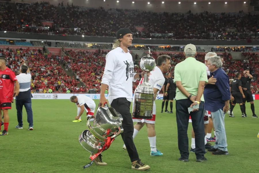 Festa completa - Zico marca e seu time vence o 'Jogo das Estrelas'