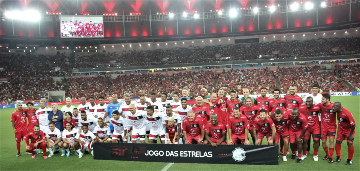 Festa completa - Zico marca e seu time vence o 'Jogo das Estrelas'