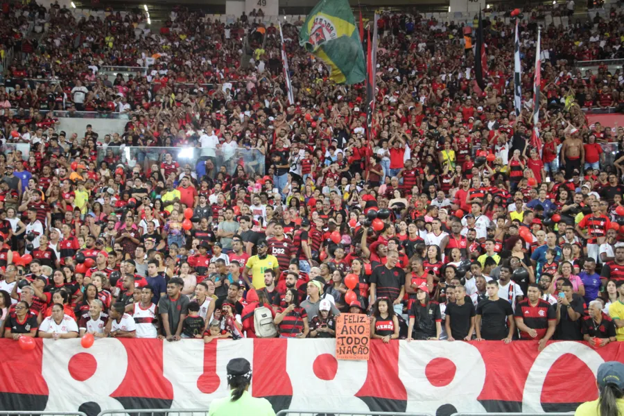 Festa completa - Zico marca e seu time vence o 'Jogo das Estrelas'