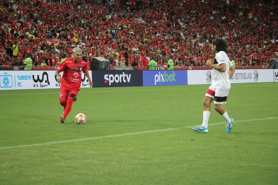 Festa completa - Zico marca e seu time vence o 'Jogo das Estrelas'