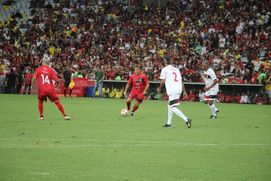 Festa completa - Zico marca e seu time vence o 'Jogo das Estrelas'