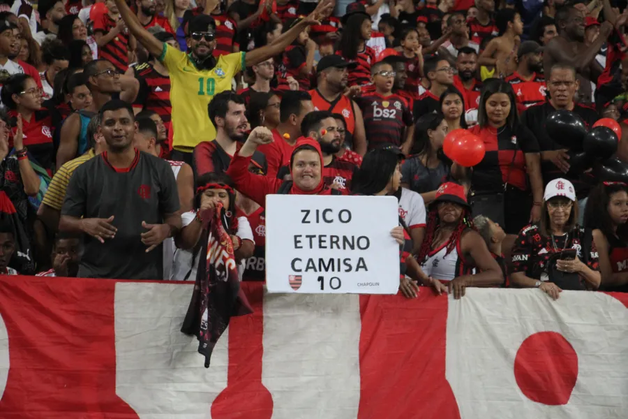 Festa completa - Zico marca e seu time vence o 'Jogo das Estrelas'