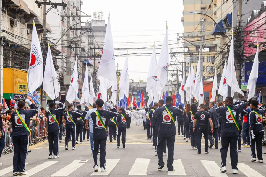 Escolas dão 'show' no desfile cívico-militar de aniversário de 132 anos de São Gonçalo