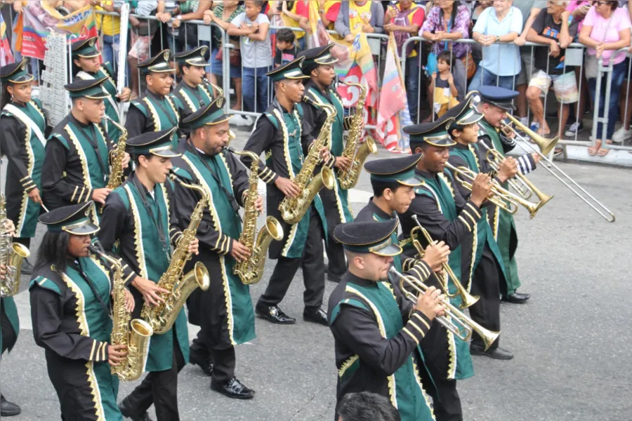 Escolas dão 'show' no desfile cívico-militar de aniversário de 132 anos de São Gonçalo