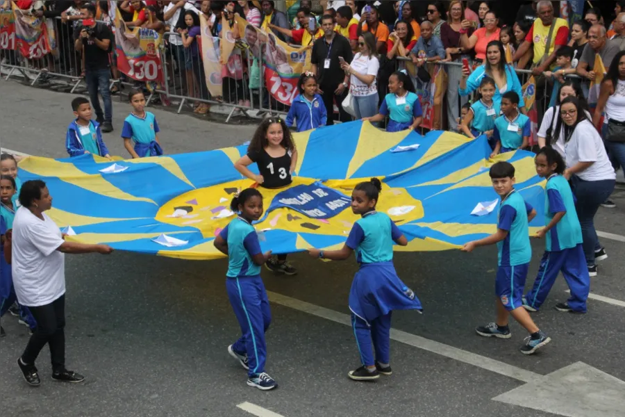 Escolas dão 'show' no desfile cívico-militar de aniversário de 132 anos de São Gonçalo
