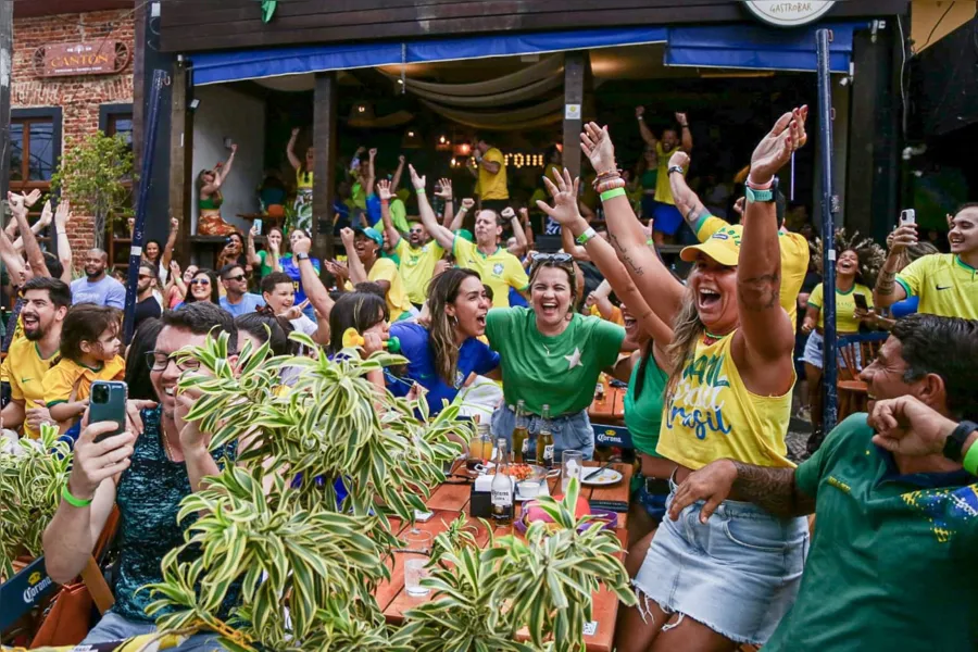 Torcida em São Francisco vibra com goleada do Brasil