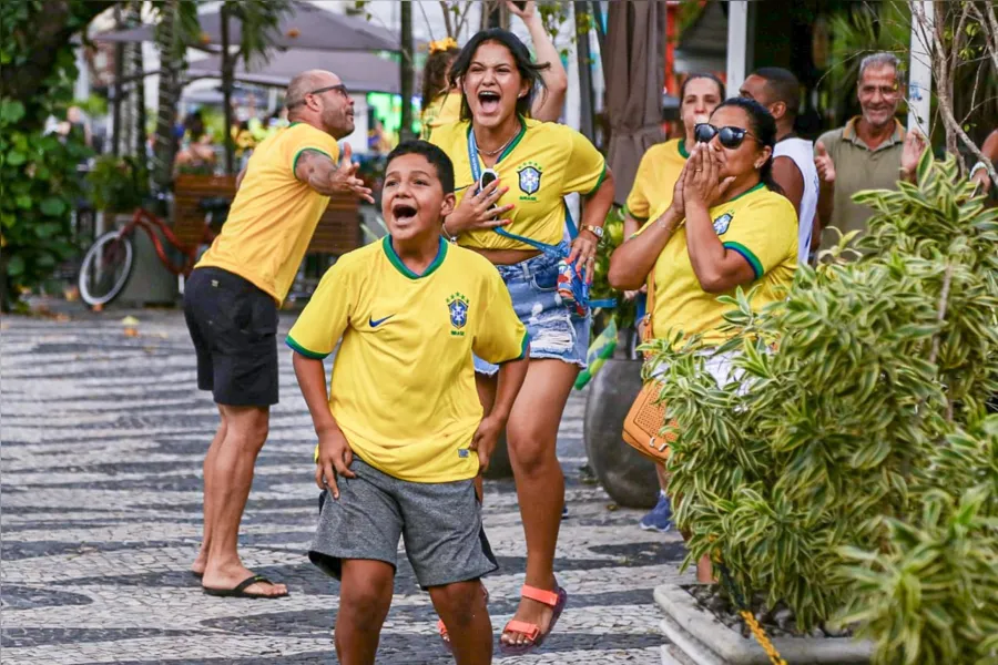 Torcida em São Francisco vibra com goleada do Brasil