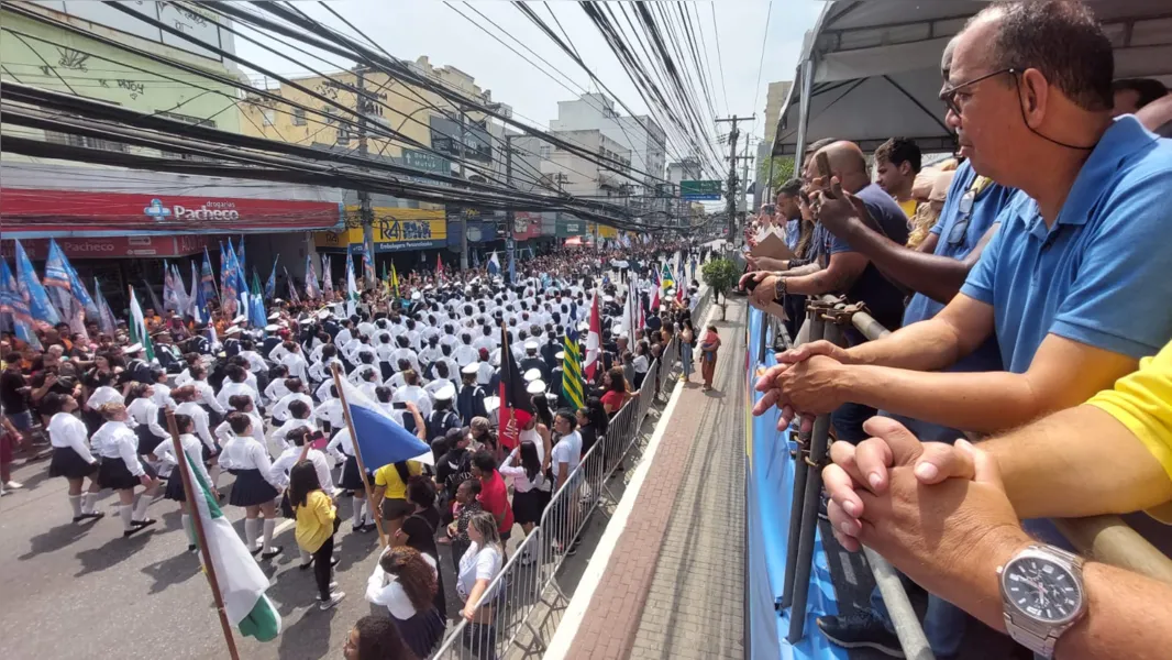 Escolas dão 'show' no desfile cívico-militar de aniversário de 132 anos de São Gonçalo
