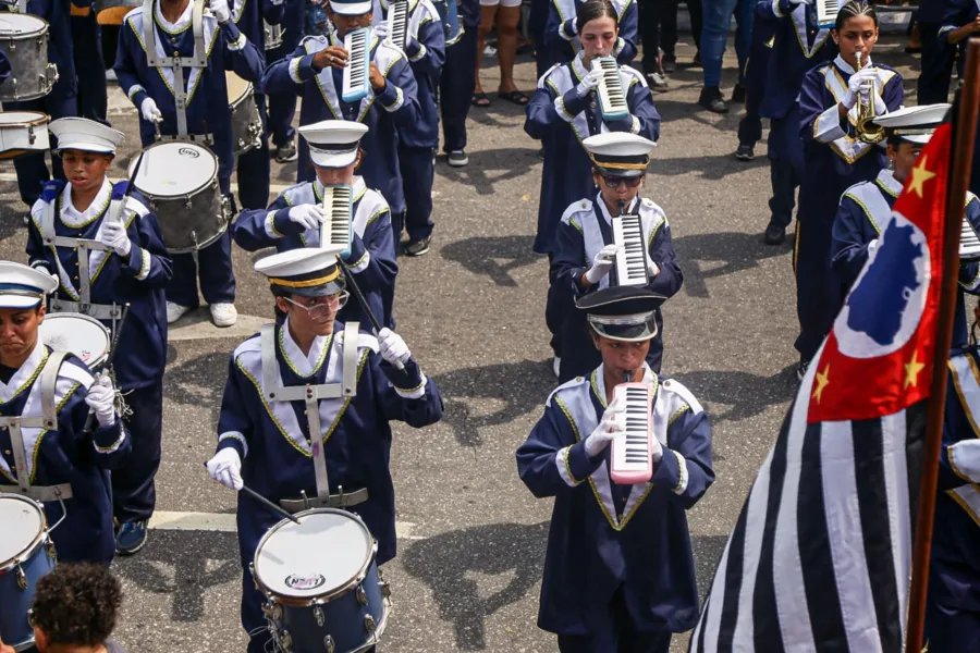 Escolas dão 'show' no desfile cívico-militar de aniversário de 132 anos de São Gonçalo