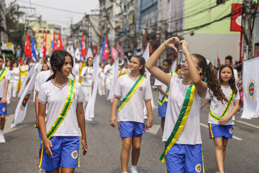Escolas dão 'show' no desfile cívico-militar de aniversário de 132 anos de São Gonçalo