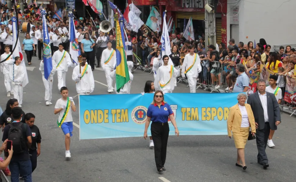 Escolas dão 'show' no desfile cívico-militar de aniversário de 132 anos de São Gonçalo