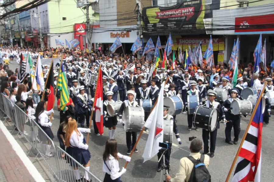 Escolas dão 'show' no desfile cívico-militar de aniversário de 132 anos de São Gonçalo