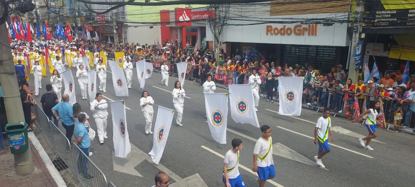 Escolas dão 'show' no desfile cívico-militar de aniversário de 132 anos de São Gonçalo
