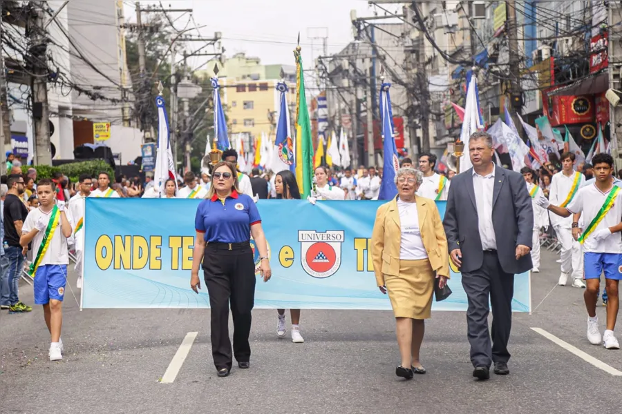 Escolas dão 'show' no desfile cívico-militar de aniversário de 132 anos de São Gonçalo