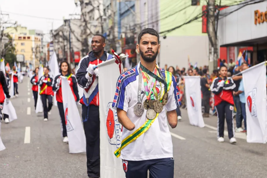 Escolas dão 'show' no desfile cívico-militar de aniversário de 132 anos de São Gonçalo